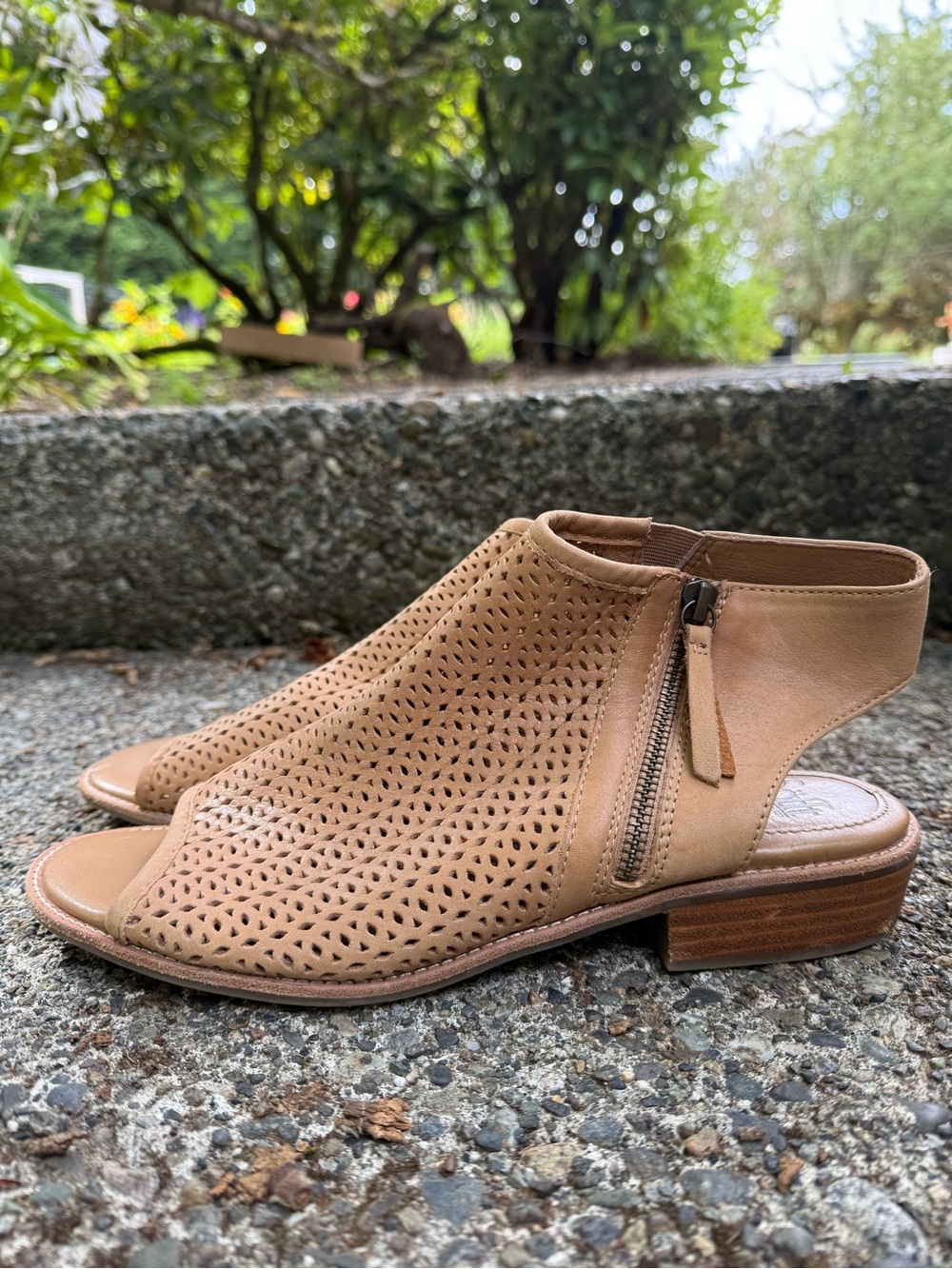 Size 11 Sofft Beige Perforated Peep-Toe Ankle Sandles - Picture 7 of 9